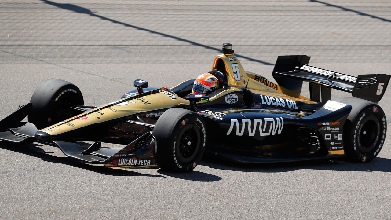 james-hinchcliffe-races-iowa-speedway