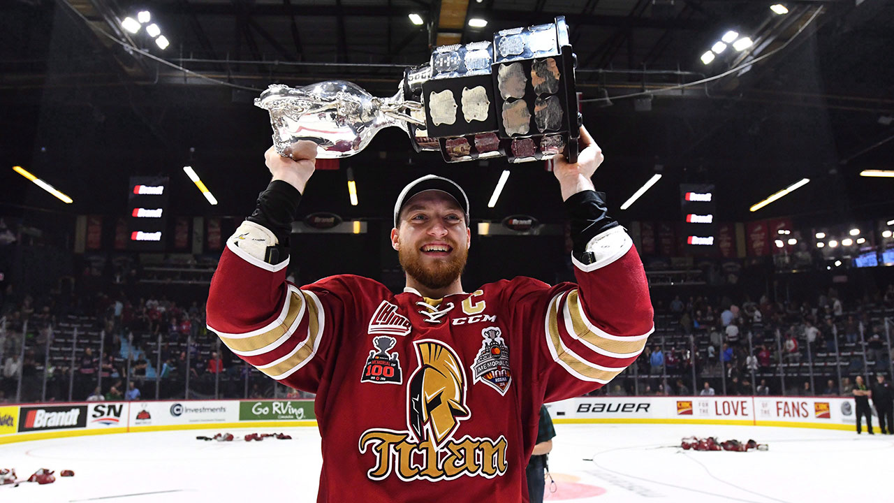 jeffrey_truchon_viel_hoists_the_memorial_cup